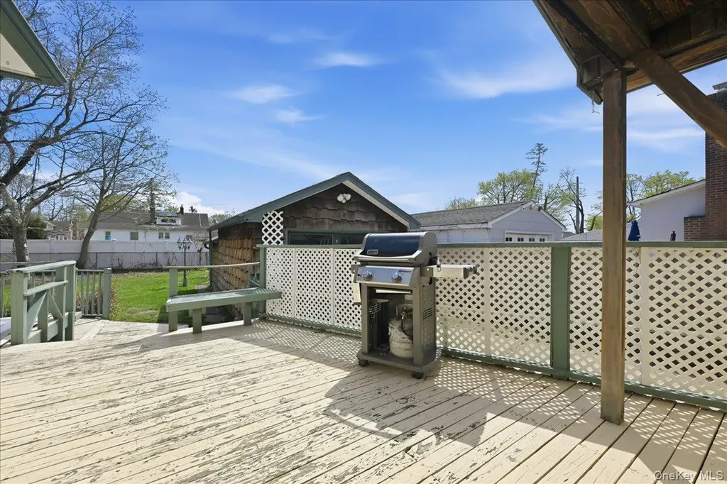 36 Pine Street Islip NY 11751
