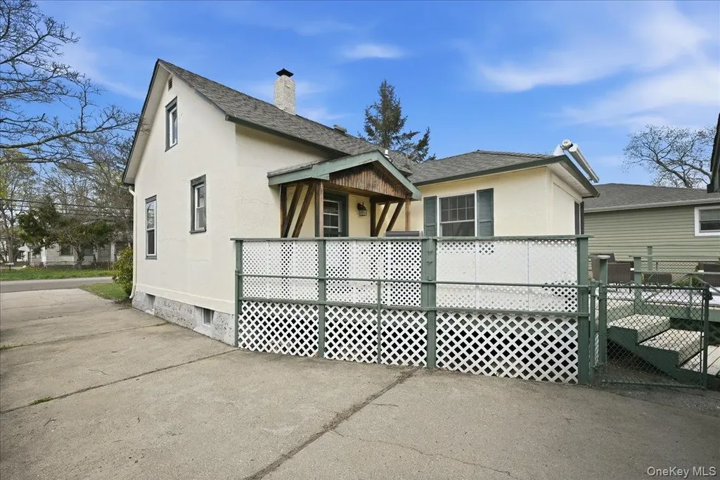36 Pine Street Islip NY 11751