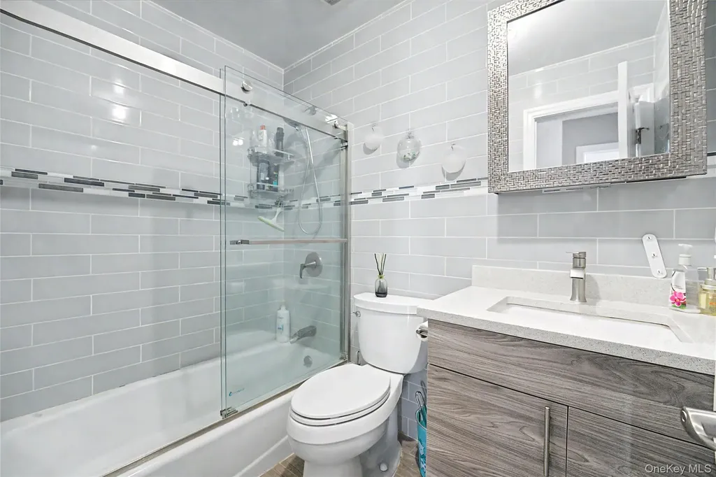 253 Devonshire Drive New Hyde Park NY 11040