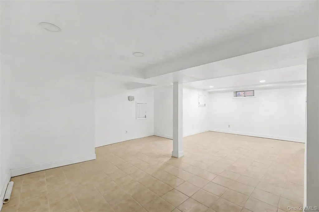 253 Devonshire Drive New Hyde Park NY 11040