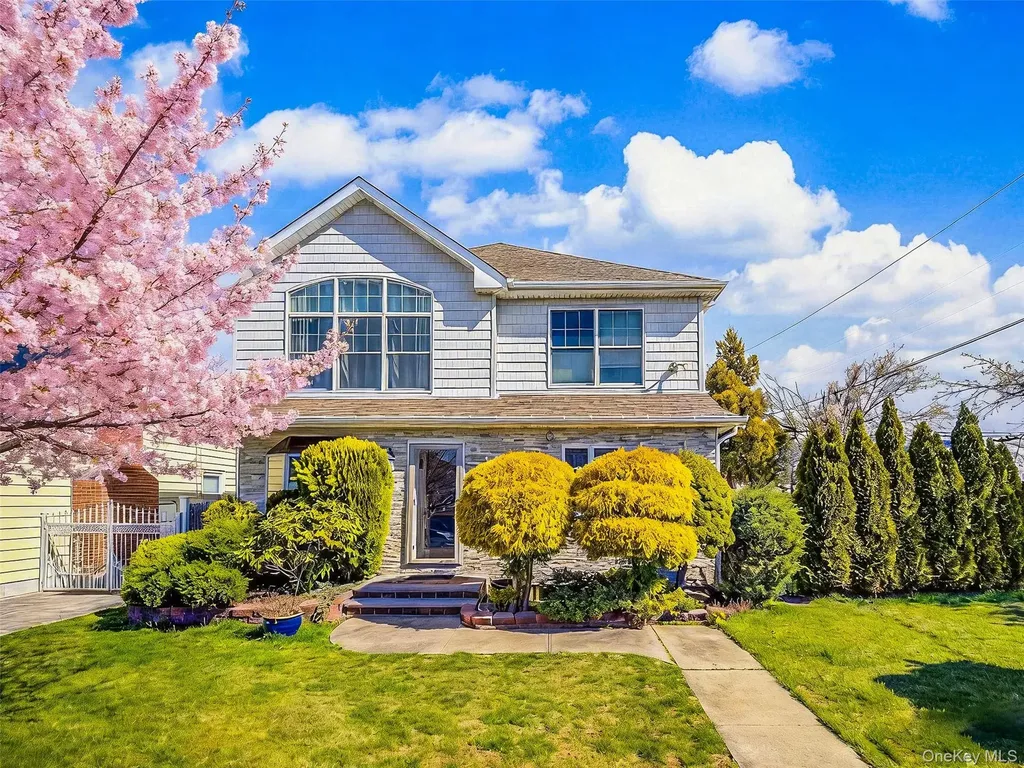 253 Devonshire Drive New Hyde Park NY 11040