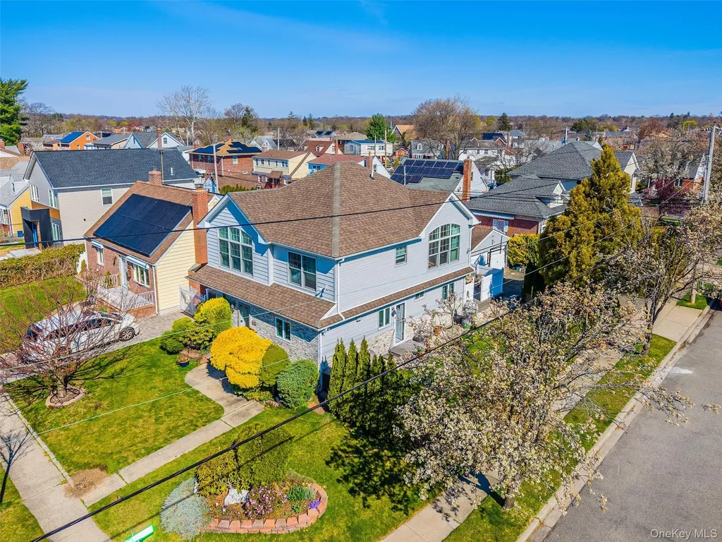 253 Devonshire Drive New Hyde Park NY 11040