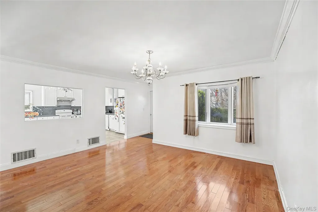 253 Devonshire Drive New Hyde Park NY 11040