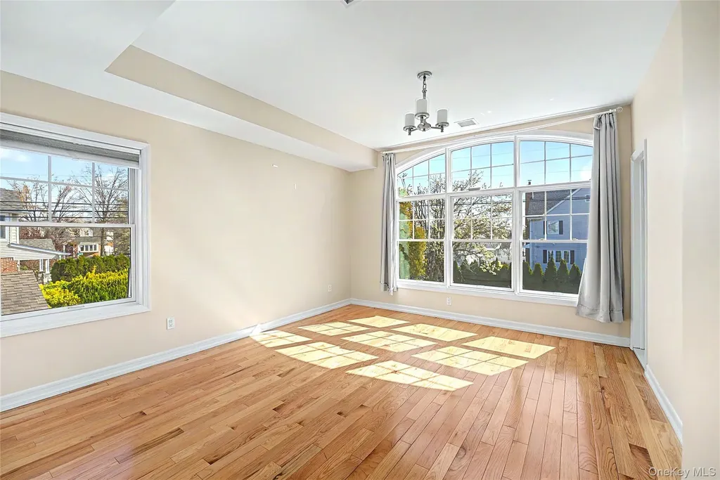 253 Devonshire Drive New Hyde Park NY 11040