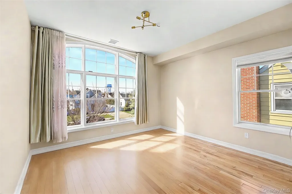 253 Devonshire Drive New Hyde Park NY 11040