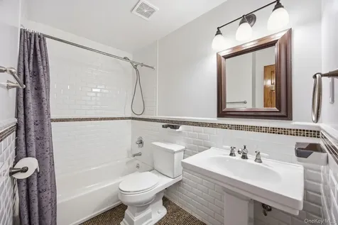 6933 Little Neck Parkway Glen Oaks NY 11004