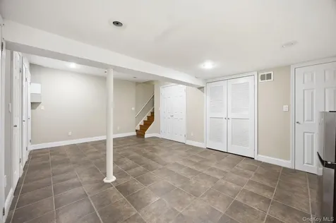 6933 Little Neck Parkway Glen Oaks NY 11004