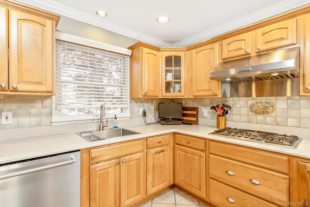 268 7th Avenue Saint James NY 11780