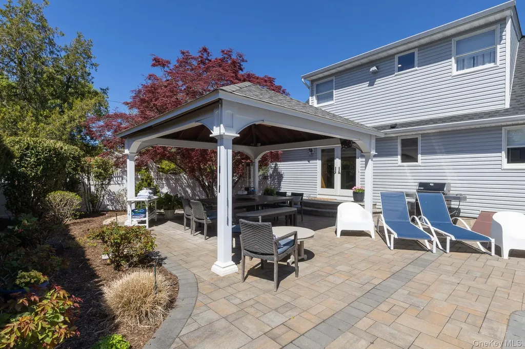 268 7th Avenue Saint James NY 11780