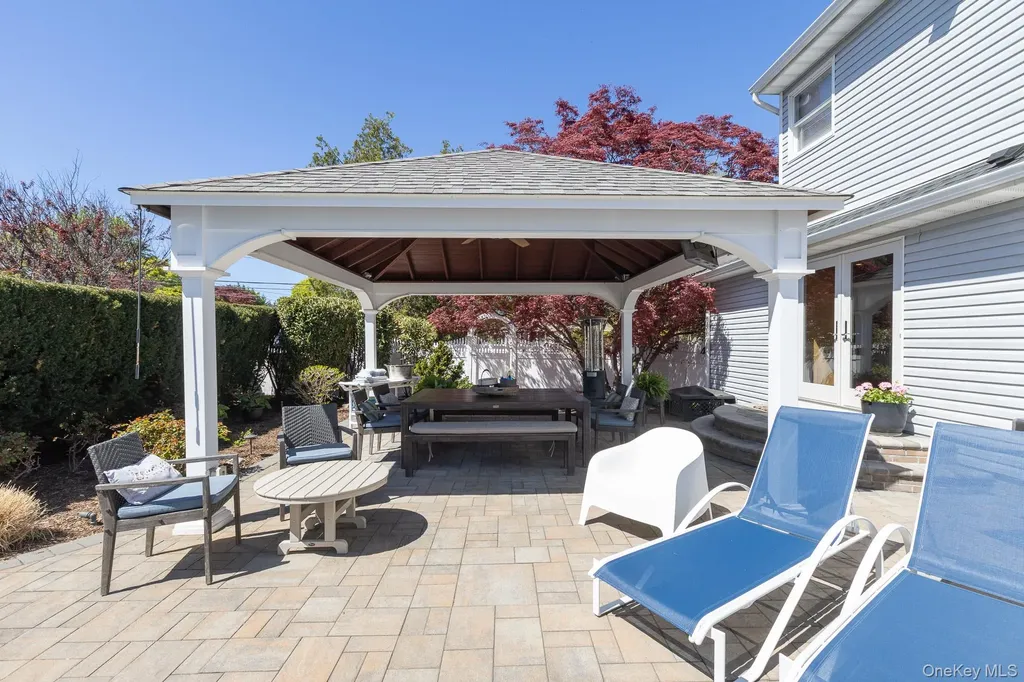 268 7th Avenue Saint James NY 11780