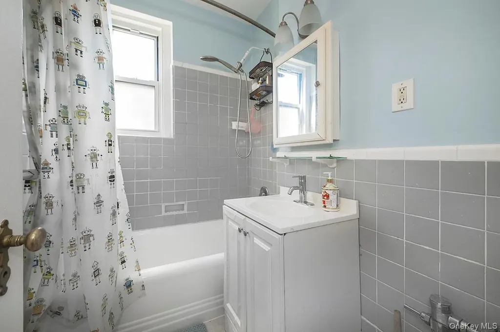 72-15 37th Avenue Jackson Heights NY 11372