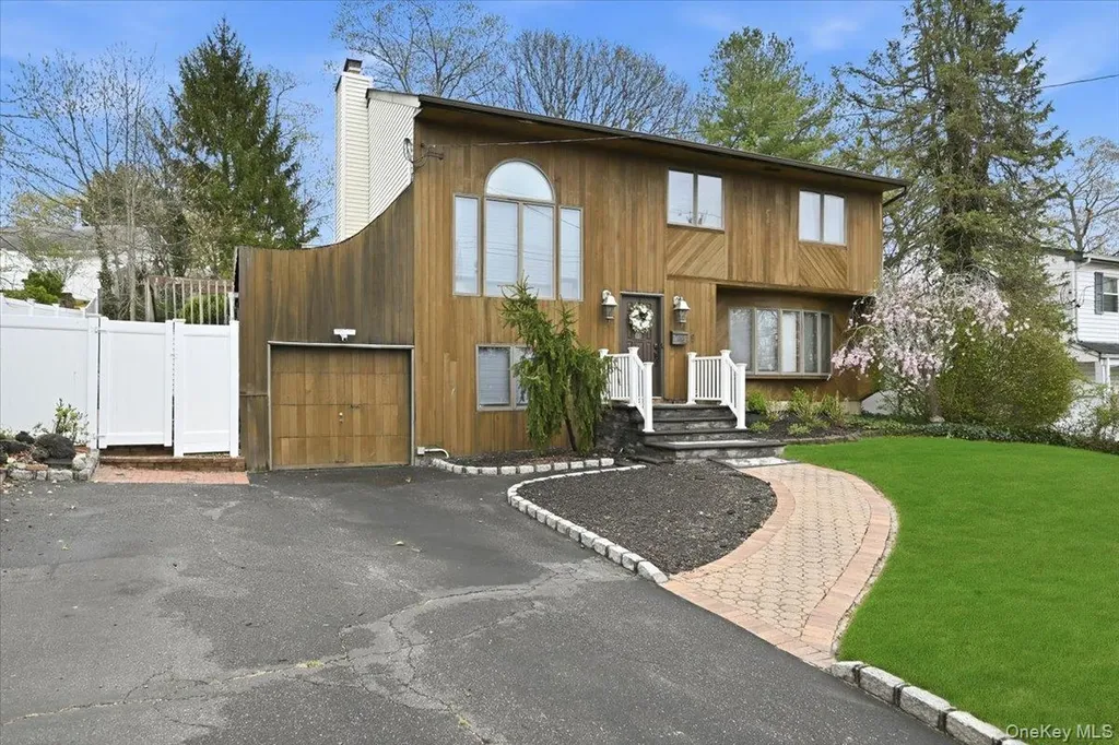 9 Adrian Drive Ronkonkoma NY 11779