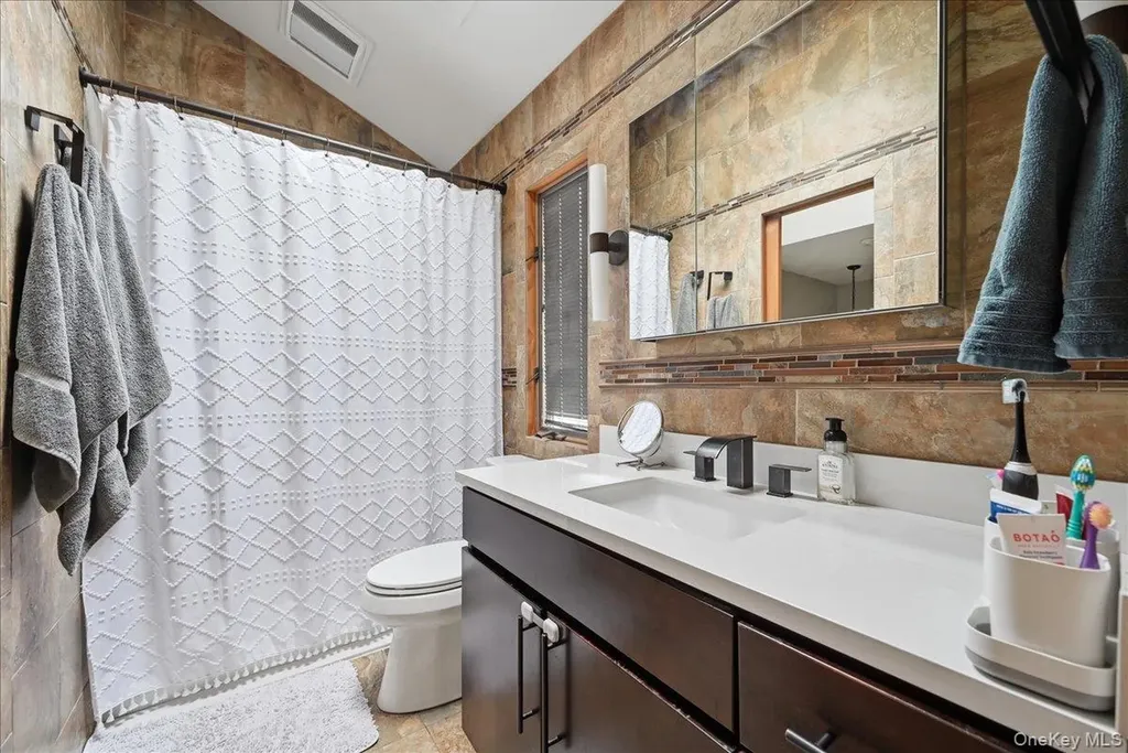 9 Adrian Drive Ronkonkoma NY 11779