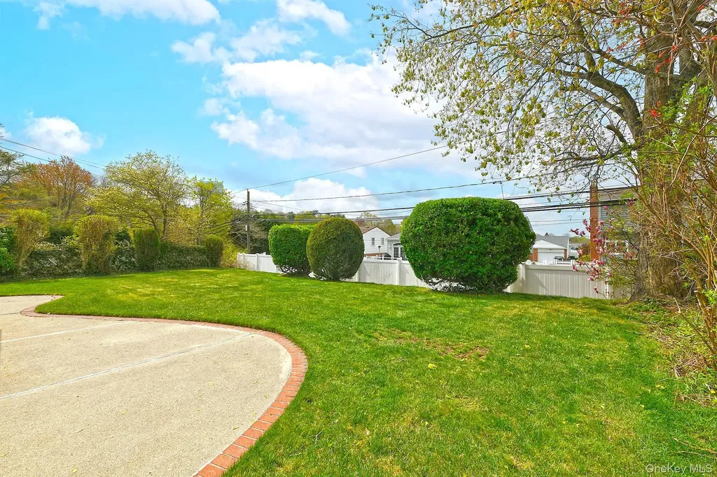 62 Beaumont Drive Plainview NY 11803