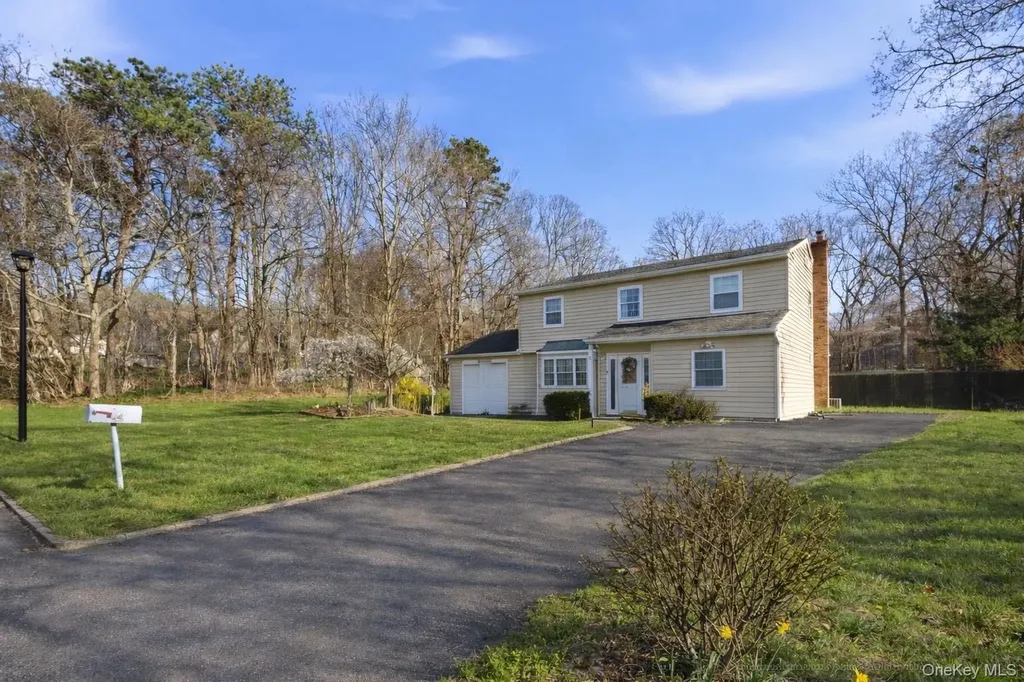 4 Howard Street Selden NY 11784