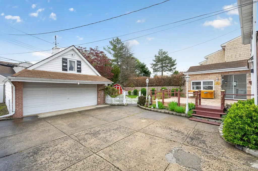 66 Aberdeen Road New Hyde Park NY 11040