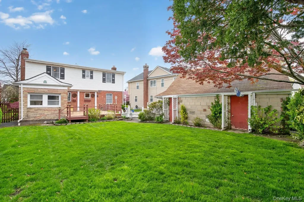 66 Aberdeen Road New Hyde Park NY 11040