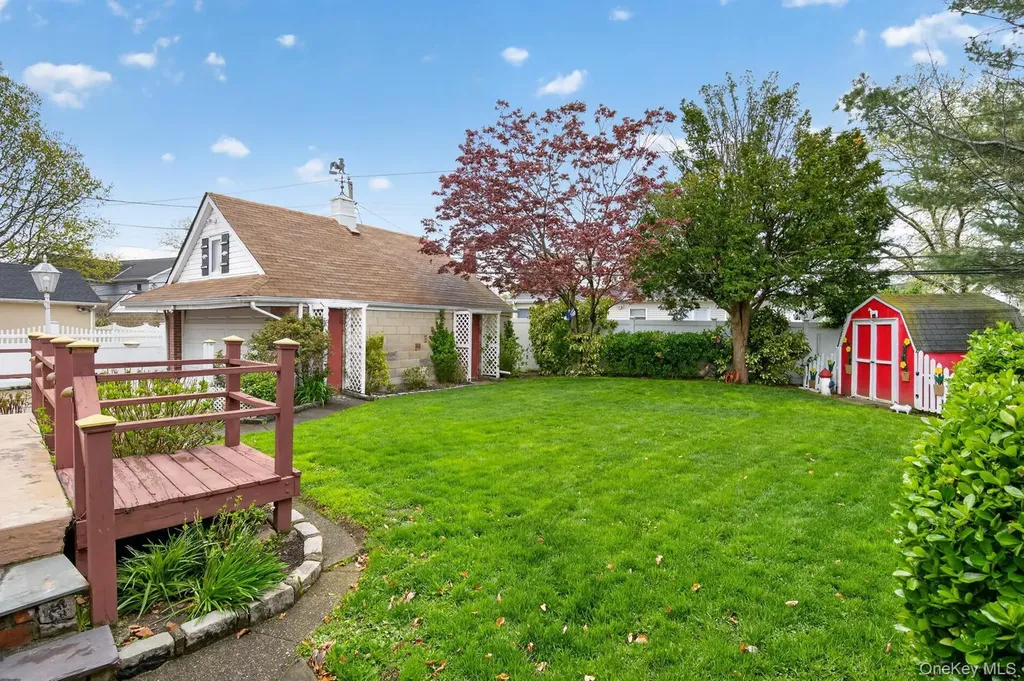 66 Aberdeen Road New Hyde Park NY 11040