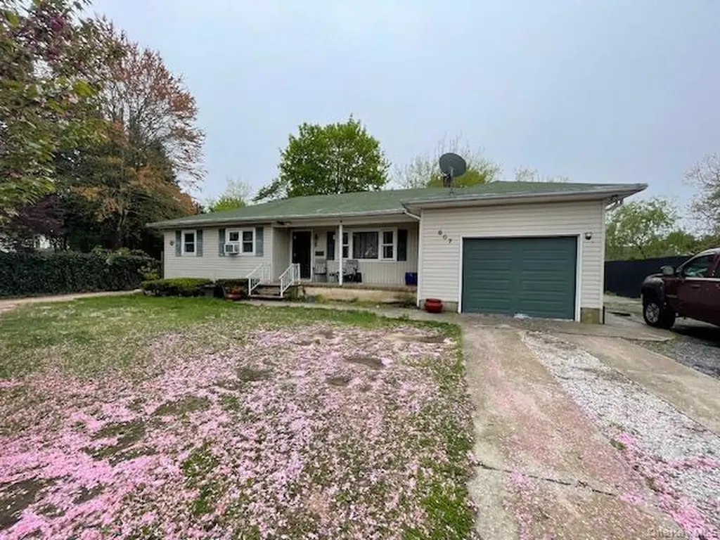 607 Osborn Avenue Riverhead NY 11901