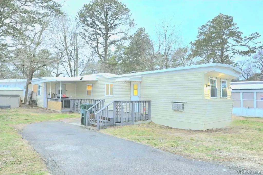 525 Riverleigh Avenue Riverhead NY 11901