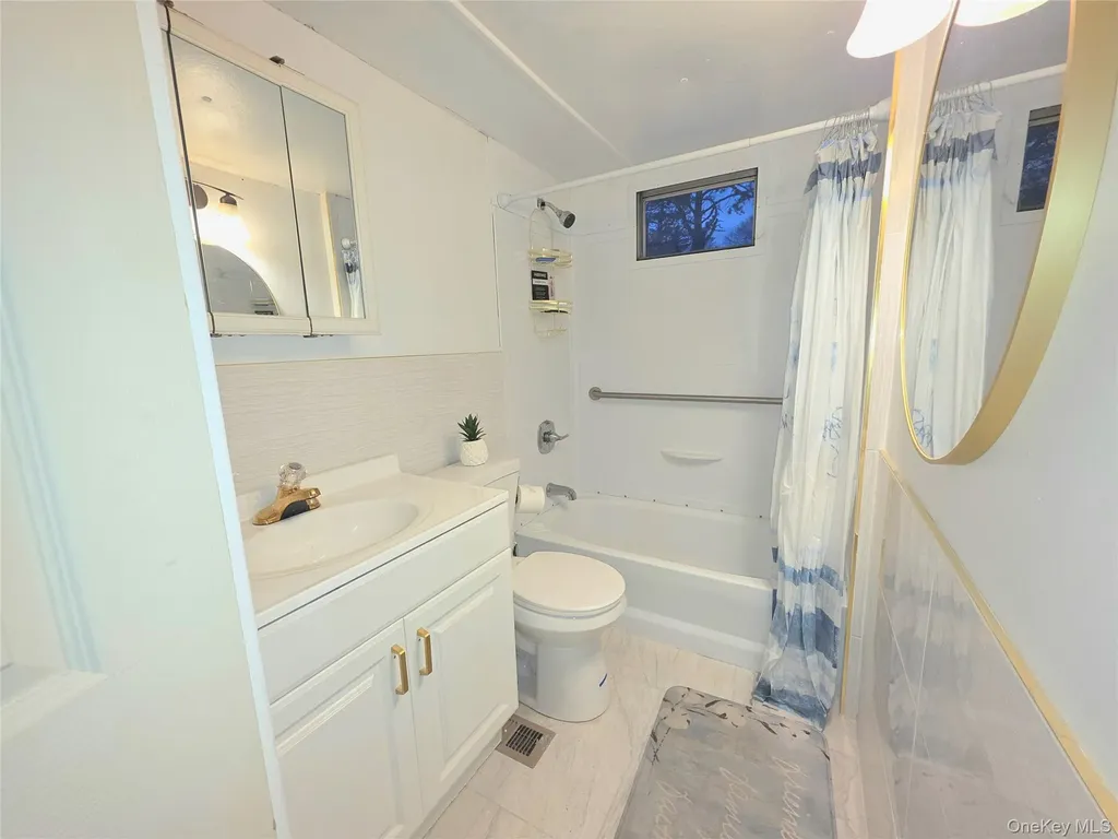 525 Riverleigh Avenue Riverhead NY 11901