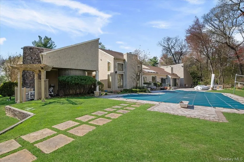 45 Coves Run Syosset NY 11791