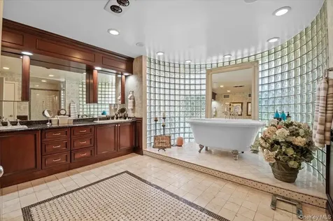 45 Coves Run Syosset NY 11791