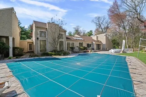 45 Coves Run Syosset NY 11791