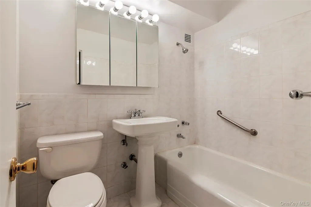 3935 Blackstone Avenue Bronx NY 10471