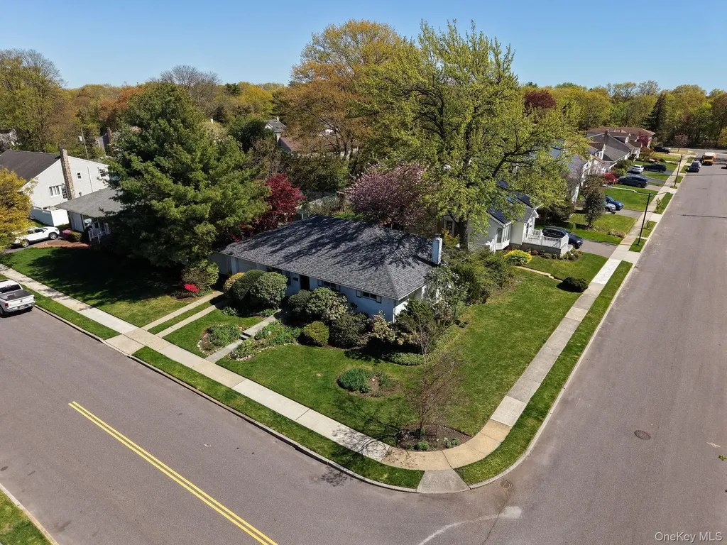 39 Deer Path Lane Syosset NY 11791