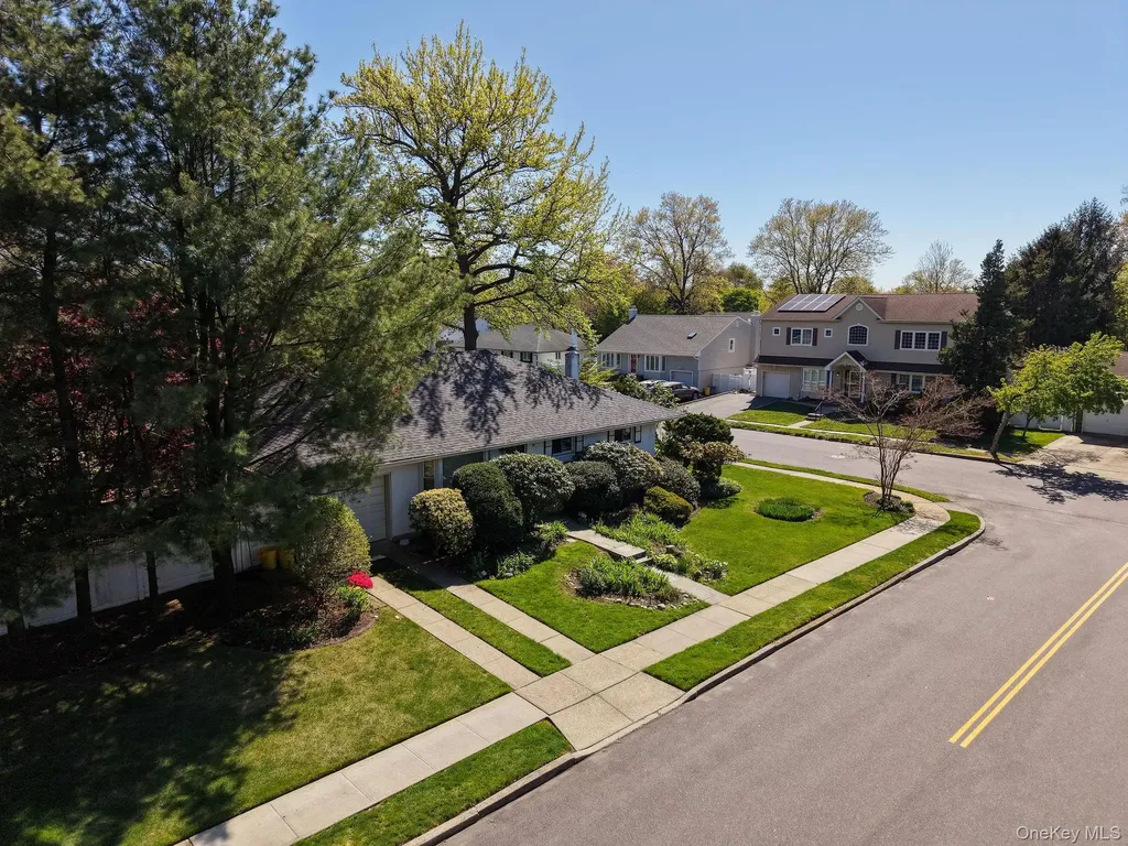 39 Deer Path Lane Syosset NY 11791