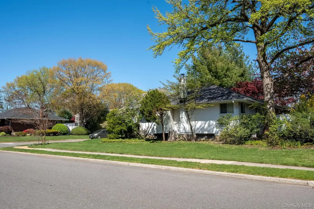 39 Deer Path Lane Syosset NY 11791