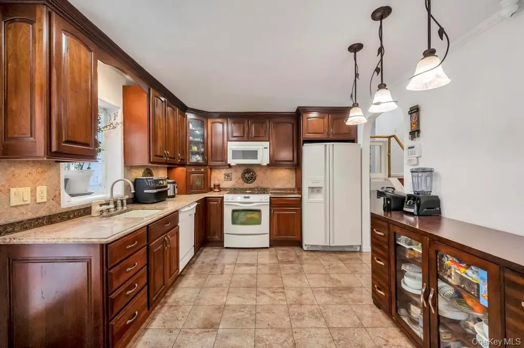 178 Gerhard Road Plainview NY 11803