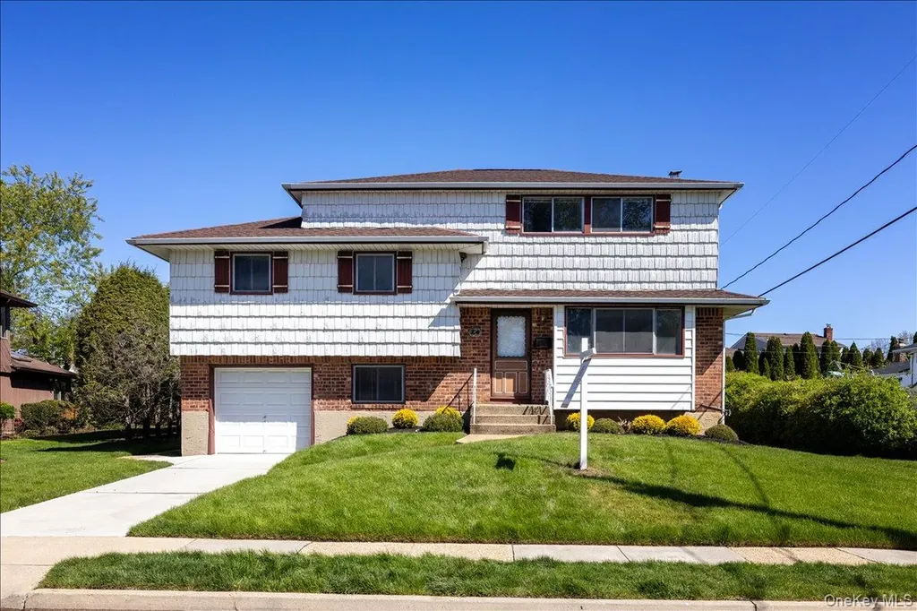 24 Roxbury Avenue Plainview NY 11803