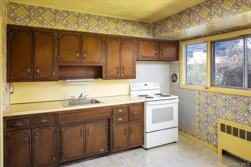 24 Roxbury Avenue Plainview NY 11803