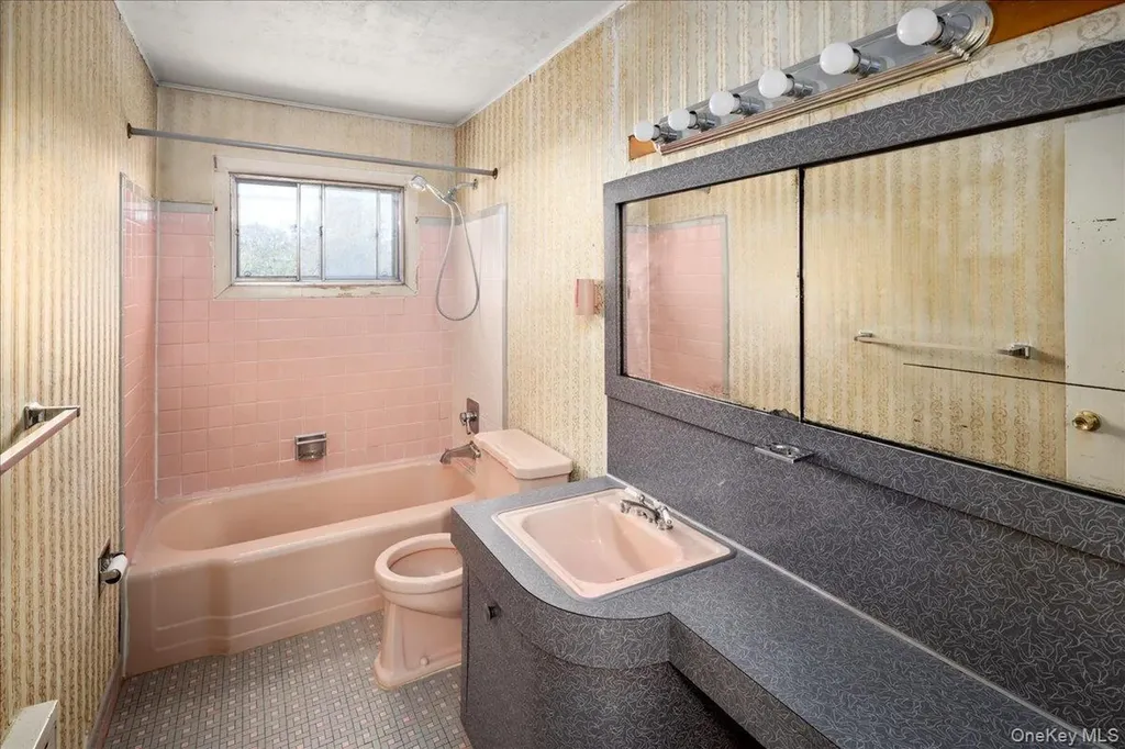 24 Roxbury Avenue Plainview NY 11803