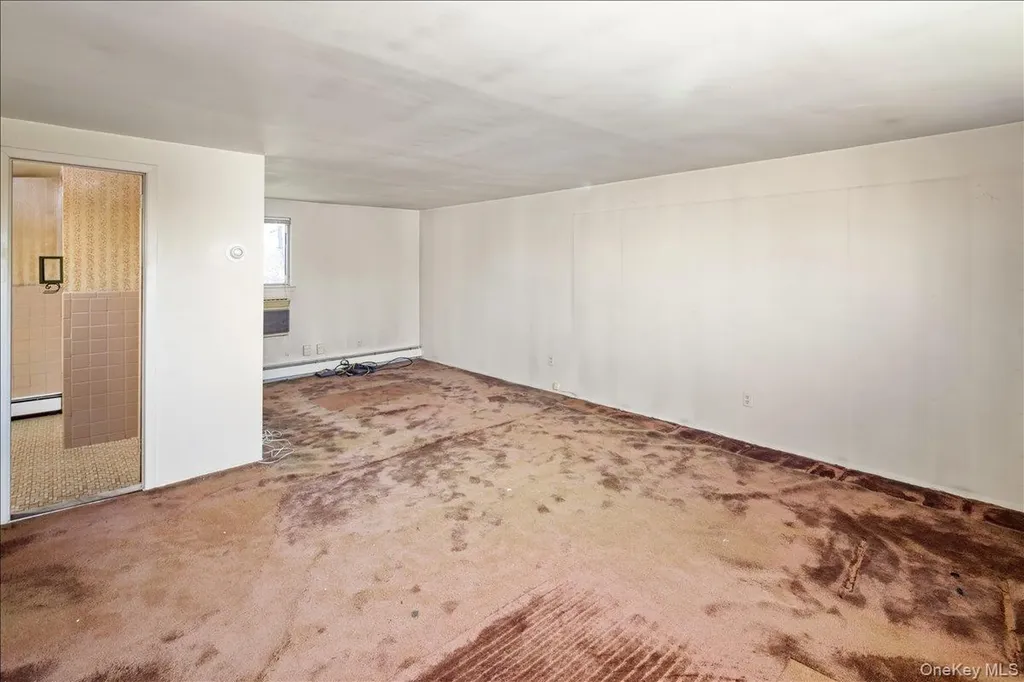 24 Roxbury Avenue Plainview NY 11803