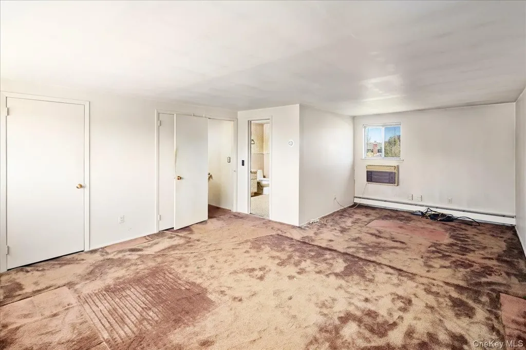 24 Roxbury Avenue Plainview NY 11803