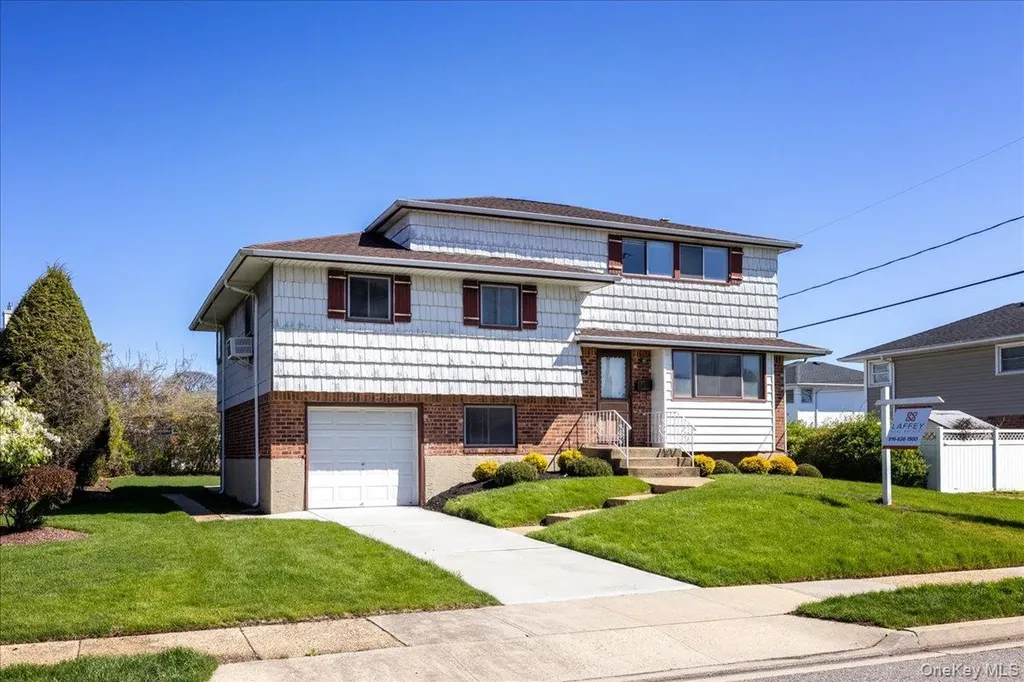 24 Roxbury Avenue Plainview NY 11803