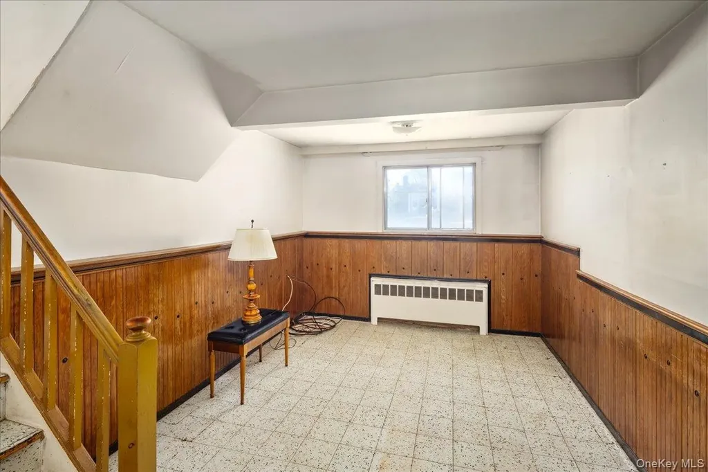 24 Roxbury Avenue Plainview NY 11803