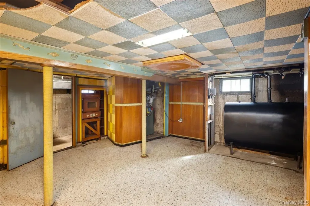 24 Roxbury Avenue Plainview NY 11803