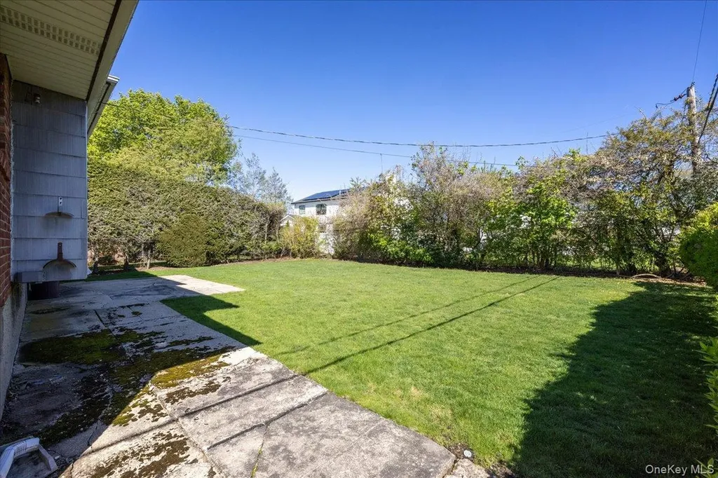 24 Roxbury Avenue Plainview NY 11803