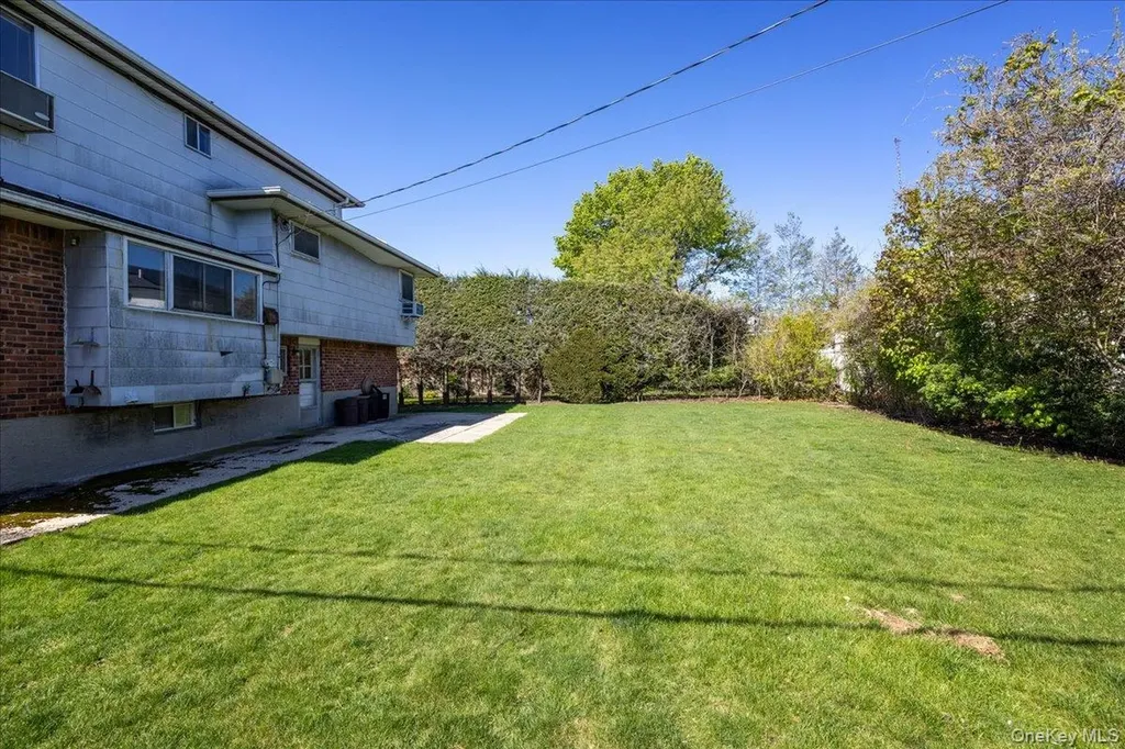 24 Roxbury Avenue Plainview NY 11803