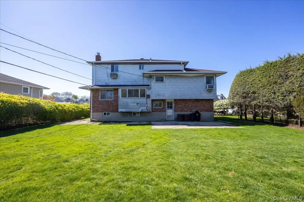 24 Roxbury Avenue Plainview NY 11803