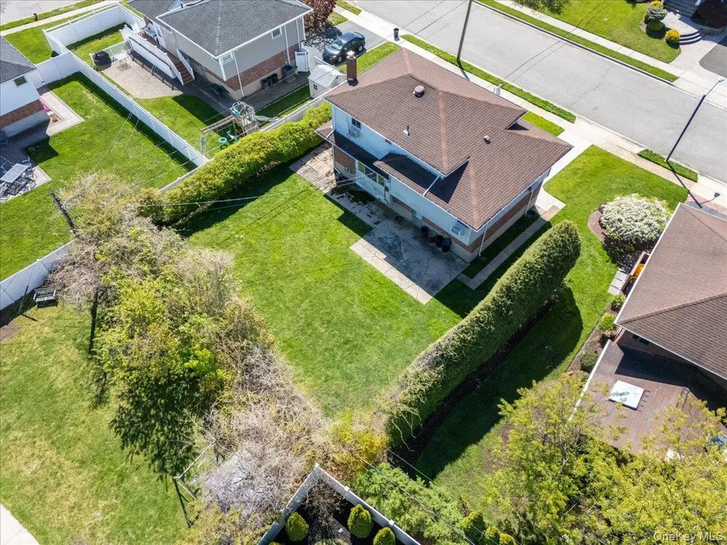24 Roxbury Avenue Plainview NY 11803