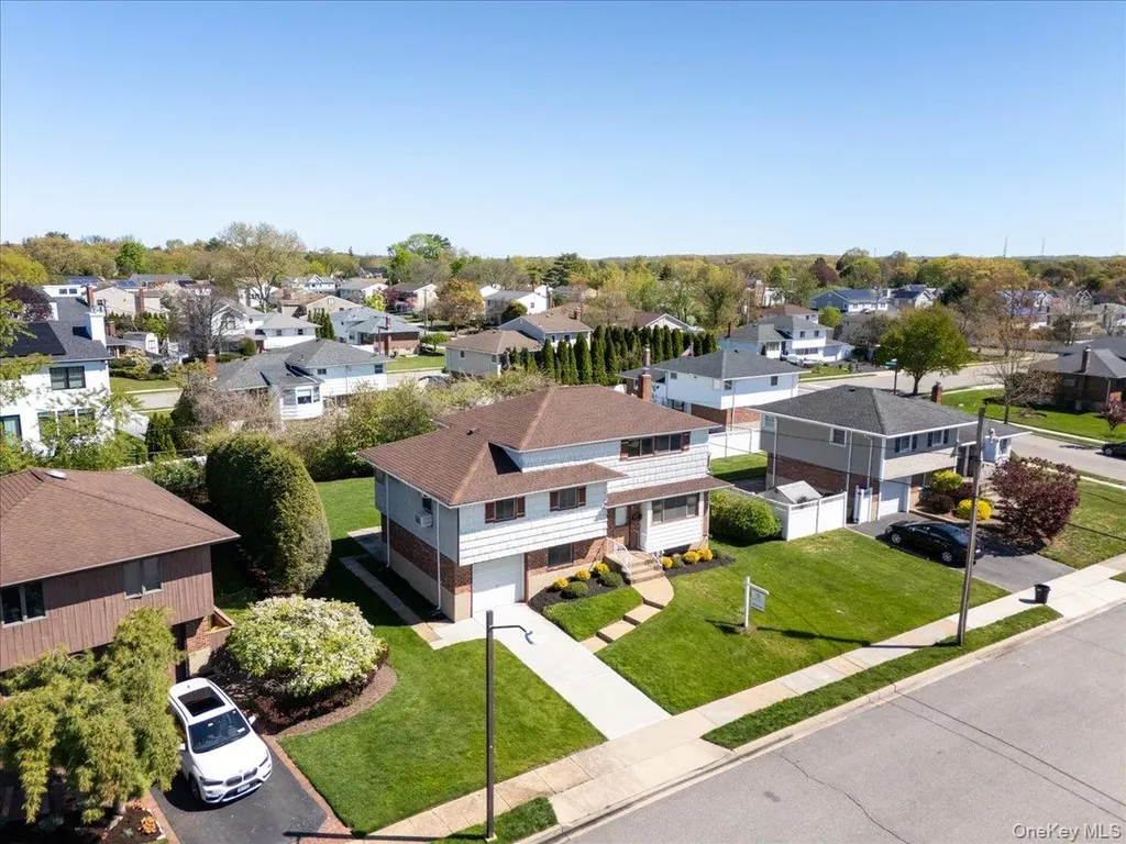 24 Roxbury Avenue Plainview NY 11803