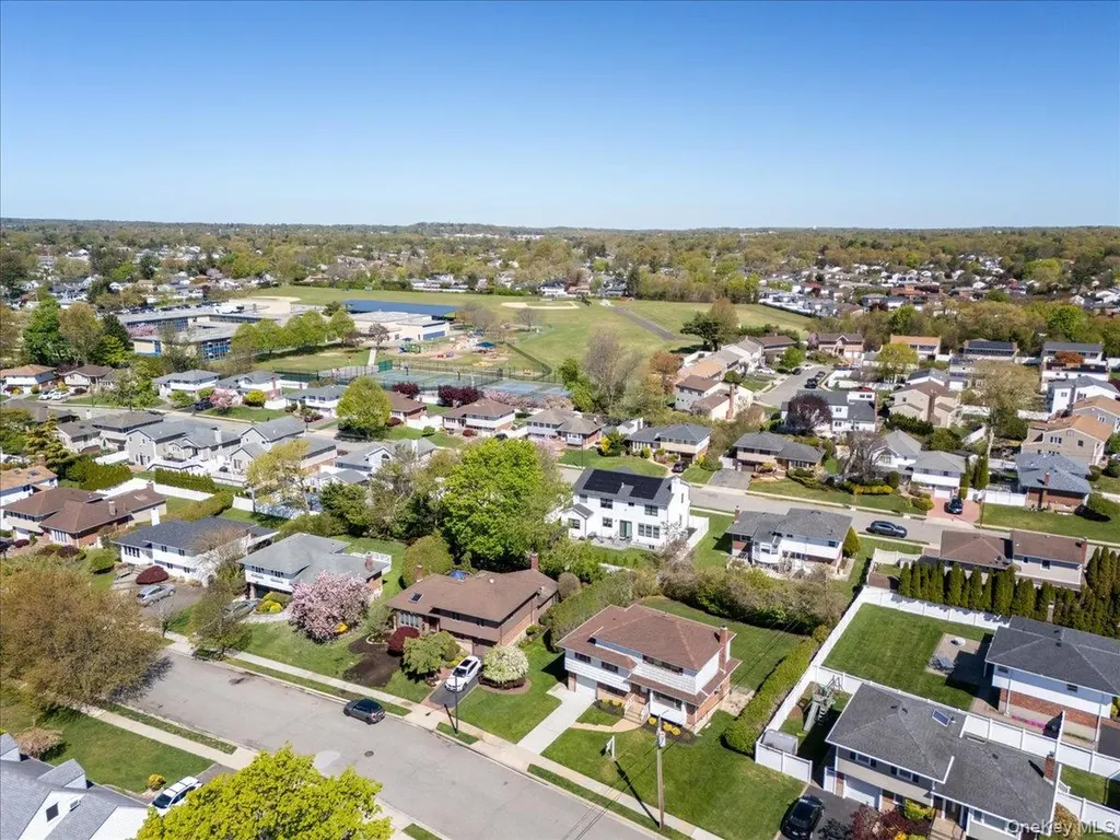 24 Roxbury Avenue Plainview NY 11803