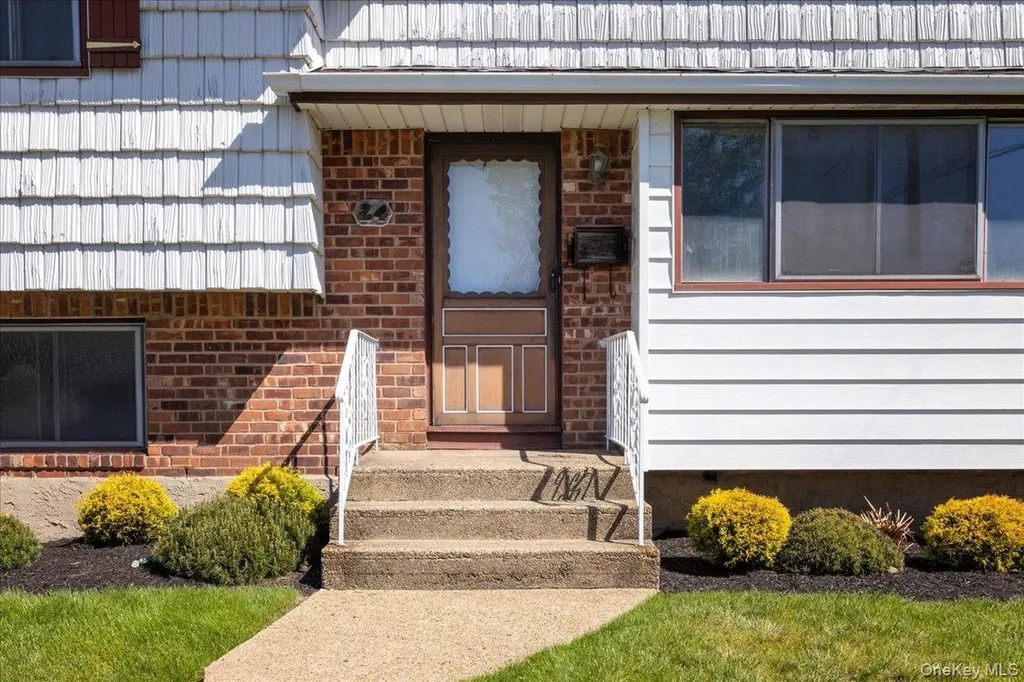 24 Roxbury Avenue Plainview NY 11803