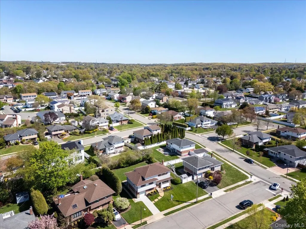24 Roxbury Avenue Plainview NY 11803