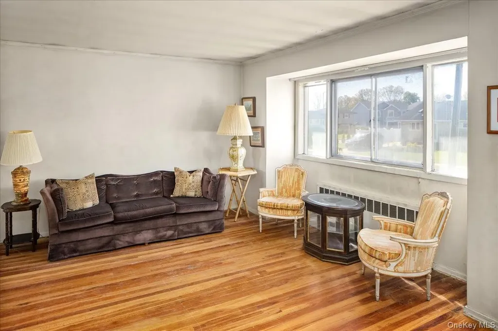 24 Roxbury Avenue Plainview NY 11803
